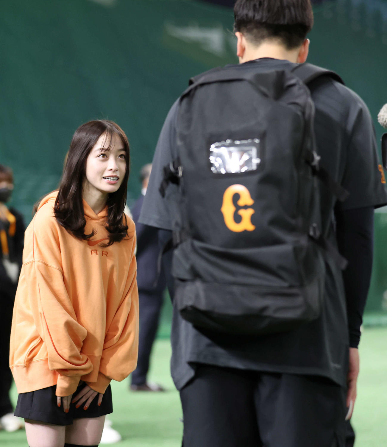 巨人対中日　試合前、巨人大勢（右）と会話する橋本環奈（撮影・宮地輝）