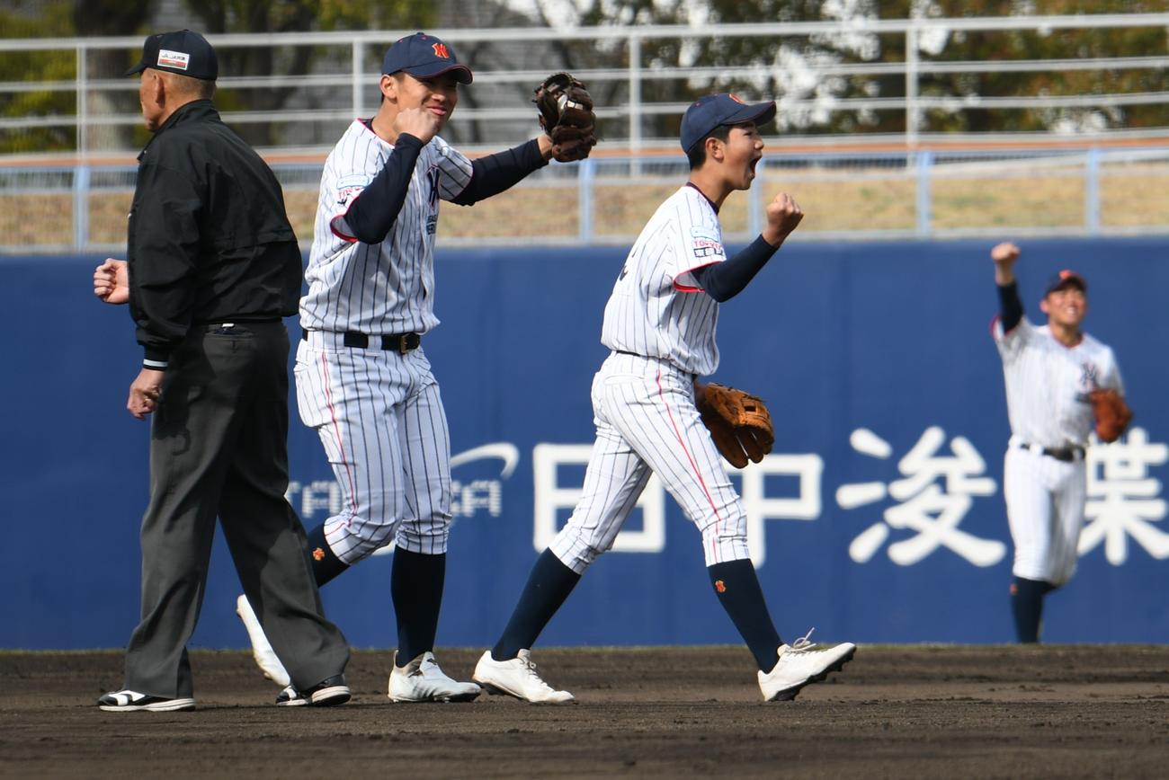 東練馬対中本牧　二盗を阻止して喜ぶ東練馬の（左から）古畑、戸嶋、新倉（撮影・久我悟）