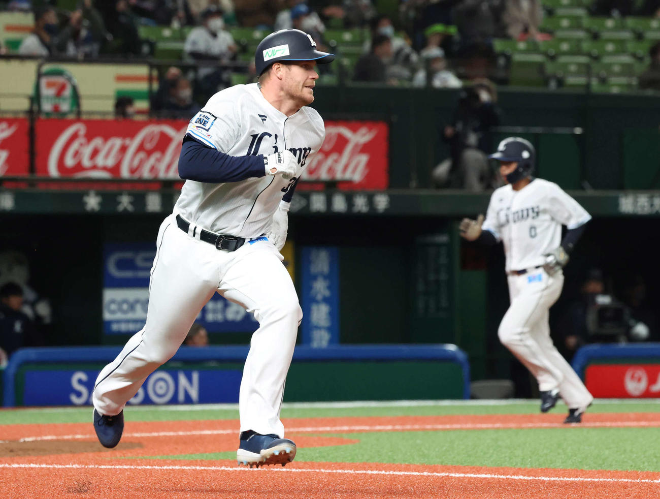 西武対DeNA 5回裏西武2死一、三塁、マキノンは右中間に2点適時二塁打を放つ（2023年3月25日撮影）