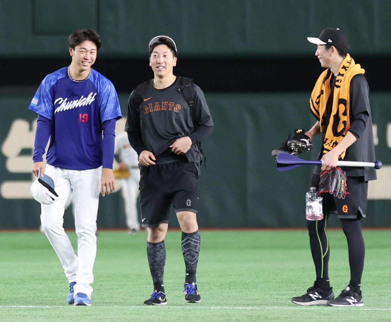 巨人対中日　試合前、笑顔で会話する。左から中日高橋宏、巨人大勢、戸郷（撮影・宮地輝）