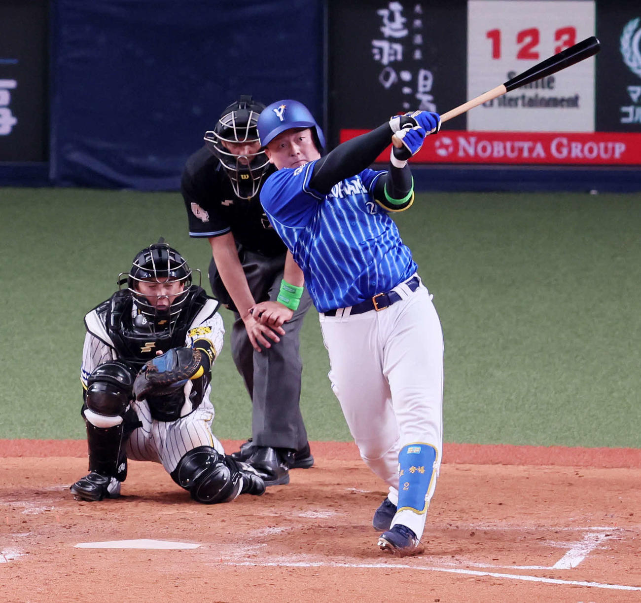 阪神対DeNA 5回表DeNA無死、牧は三塁へ内野安打を放つ（撮影・加藤哉）