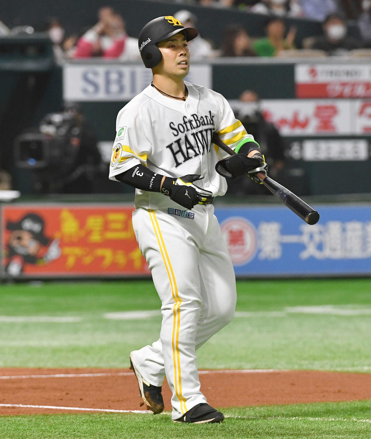 ソフトバンク対ロッテ　3回裏ソフトバンク1死一塁、四球で出塁する近藤（撮影・岩下翔太）