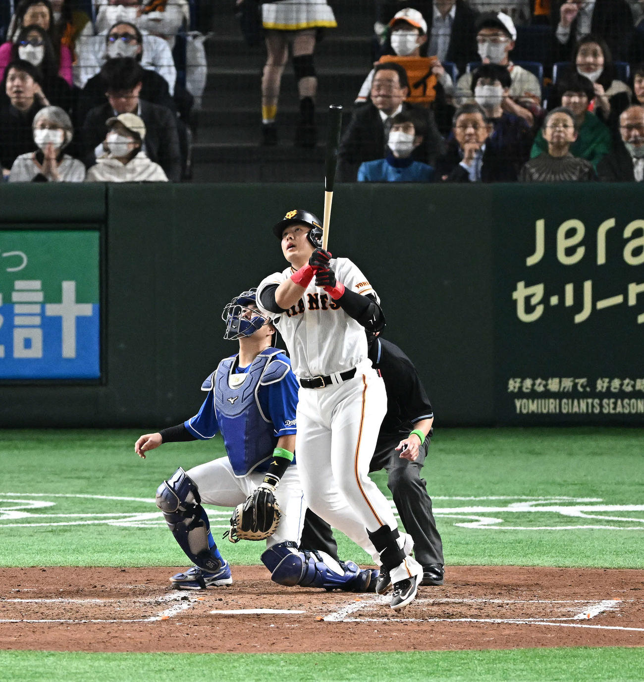 巨人対中日　3回裏巨人2死満塁、岡本和は右飛に倒れる（撮影・滝沢徹郎）