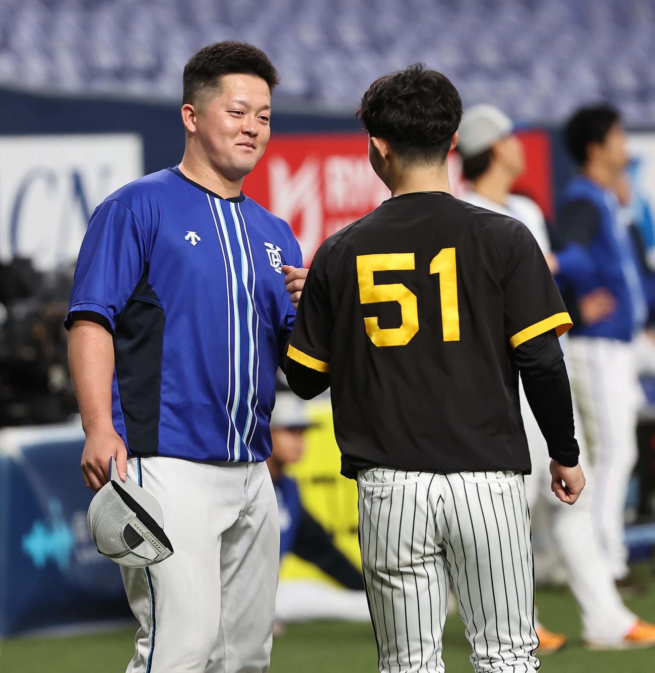 阪神対DeNA　牧（左）は中野にあいさつをする（撮影・上田博志）