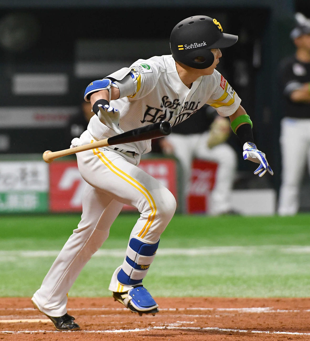 ソフトバンク対ロッテ　8回裏ソフトバンク1死、周東は左前打を放つ（撮影・岩下翔太）