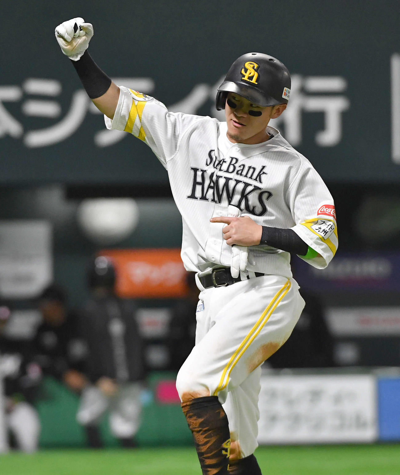 ソフトバンク対ロッテ　7回裏終了後、適時二塁打を放った牧原大はガッツポーズしながらベンチへ戻る（撮影・岩下翔太）