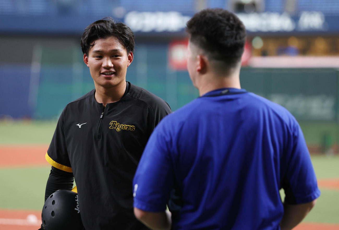 試合前練習でDeNA牧（右）と言葉を交わす阪神森下（撮影・前田充）