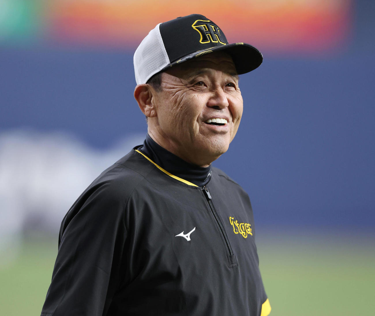 試合前練習で笑顔を見せる阪神岡田監督（撮影・前田充）
