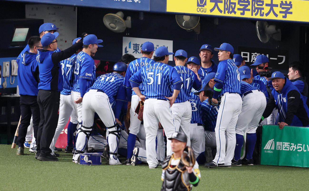 阪神対DeNA　円陣で声を出すDeNAナイン（撮影・加藤哉）