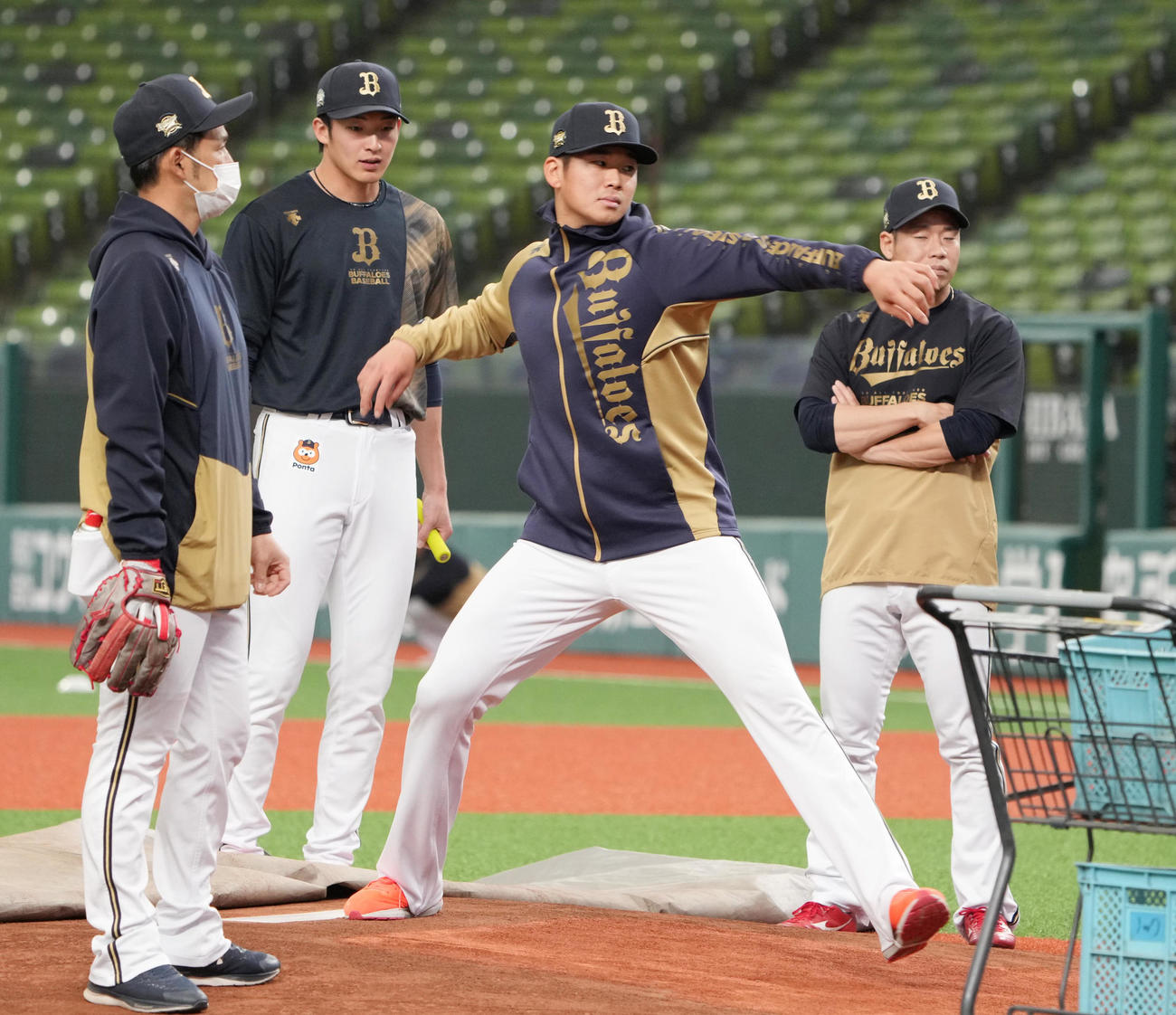 西武対オリックス　試合前の練習でマウンドの感触を確かめるオリックス先発の山下（撮影・小沢裕）