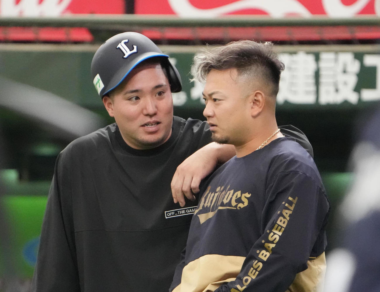 西武対オリックス　試合前の練習でオリックス森（右）と談笑する西武山川（撮影・小沢裕）