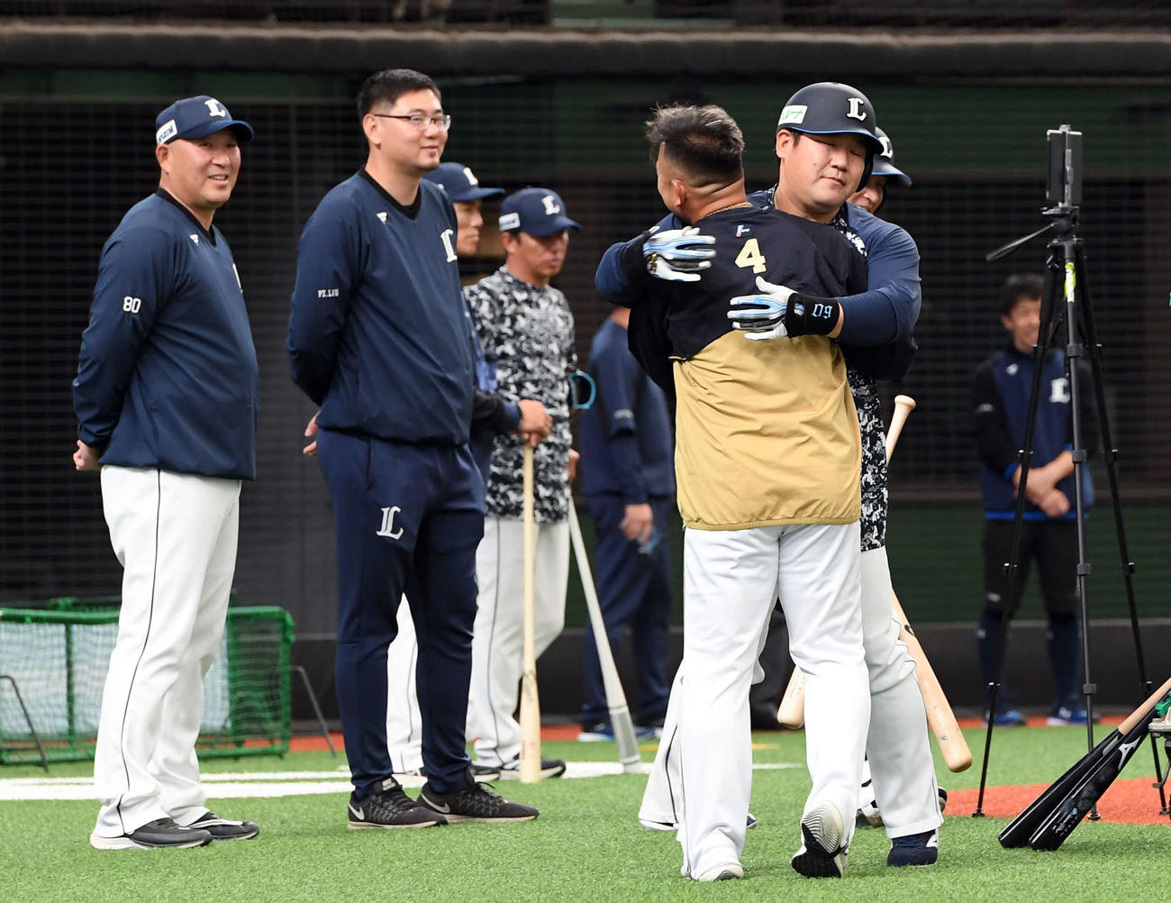 西武対オリックス　オリックス森と抱き合う西武中村（撮影・たえ見朱実）