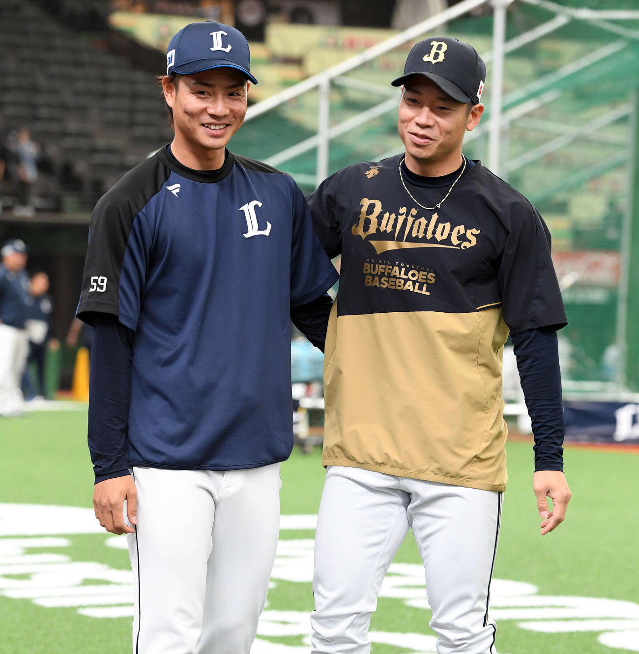 西武対オリックス　西武大曲（左）と笑顔を見せるオリックス近藤（撮影・たえ見朱実）