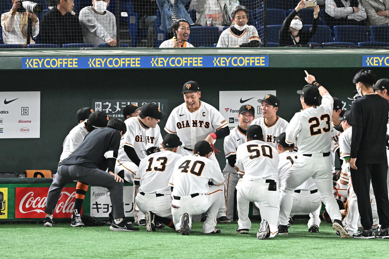 巨人対中日　試合前の円陣で声出しする巨人岡本和（中央）（撮影・滝沢徹郎）