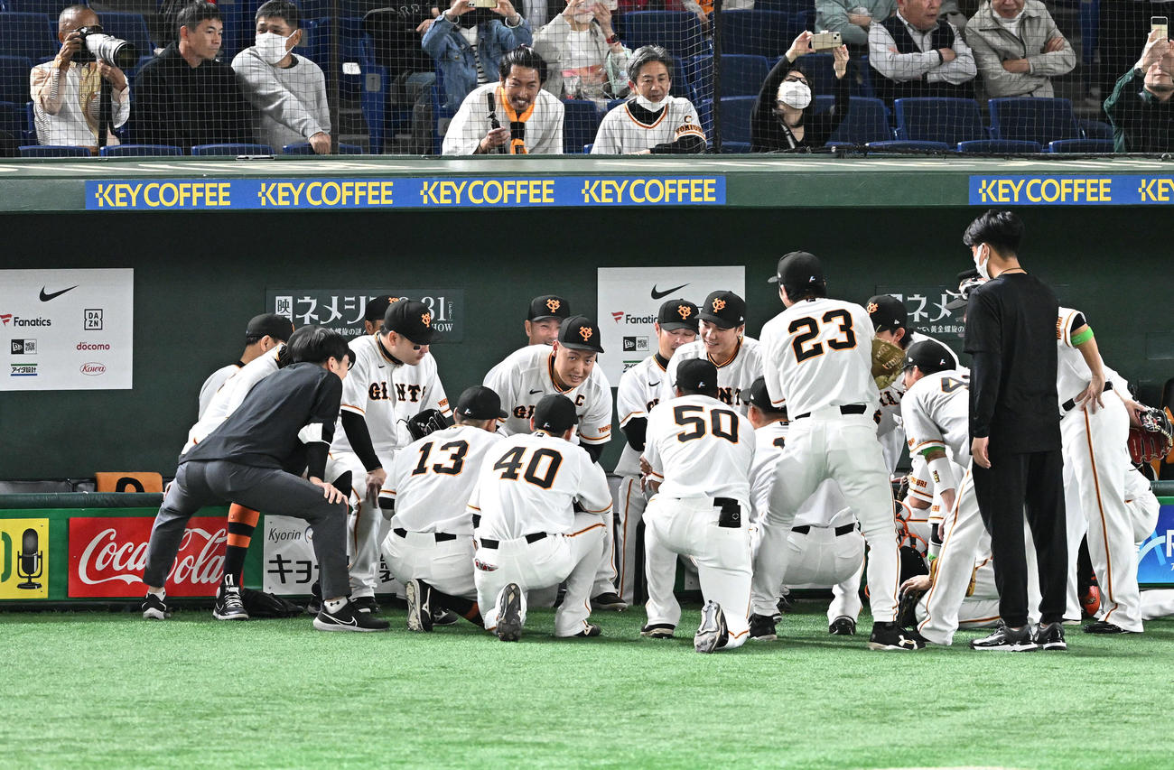 巨人対中日　試合前の円陣で声出しする巨人岡本和（中央）（撮影・滝沢徹郎）