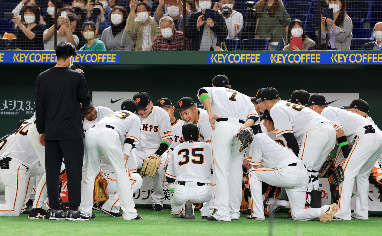 巨人対中日　試合前、円陣の中心で声を出す巨人岡本和（中央）（撮影・浅見桂子）