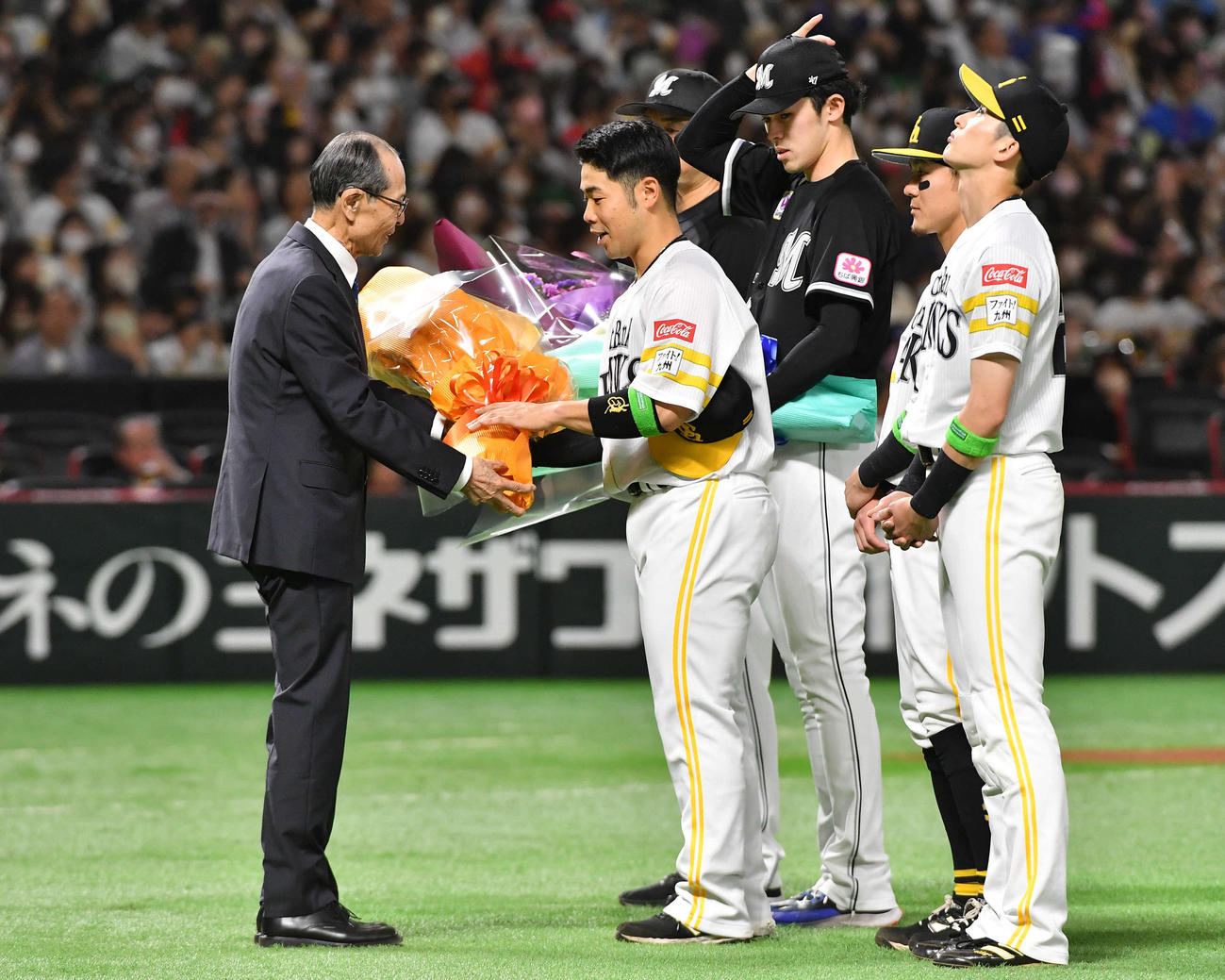 ソフトバンク対ロッテ　試合前、WBC凱旋（がいせん）セレモニーでソフトバンク王球団会長（左）から花束を贈呈される近藤（撮影・岩下翔太）
