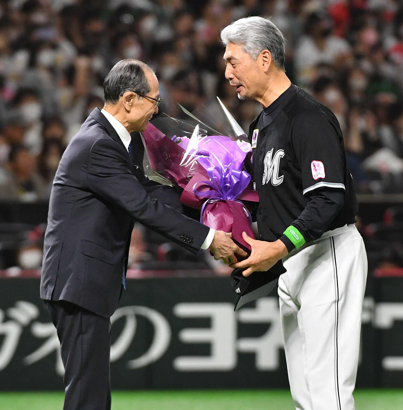 ソフトバンク対ロッテ　試合前、WBC凱旋（がいせん）セレモニーでソフトバンク王球団会長（左）から花束を贈呈されるロッテ吉井監督（撮影・岩下翔太）