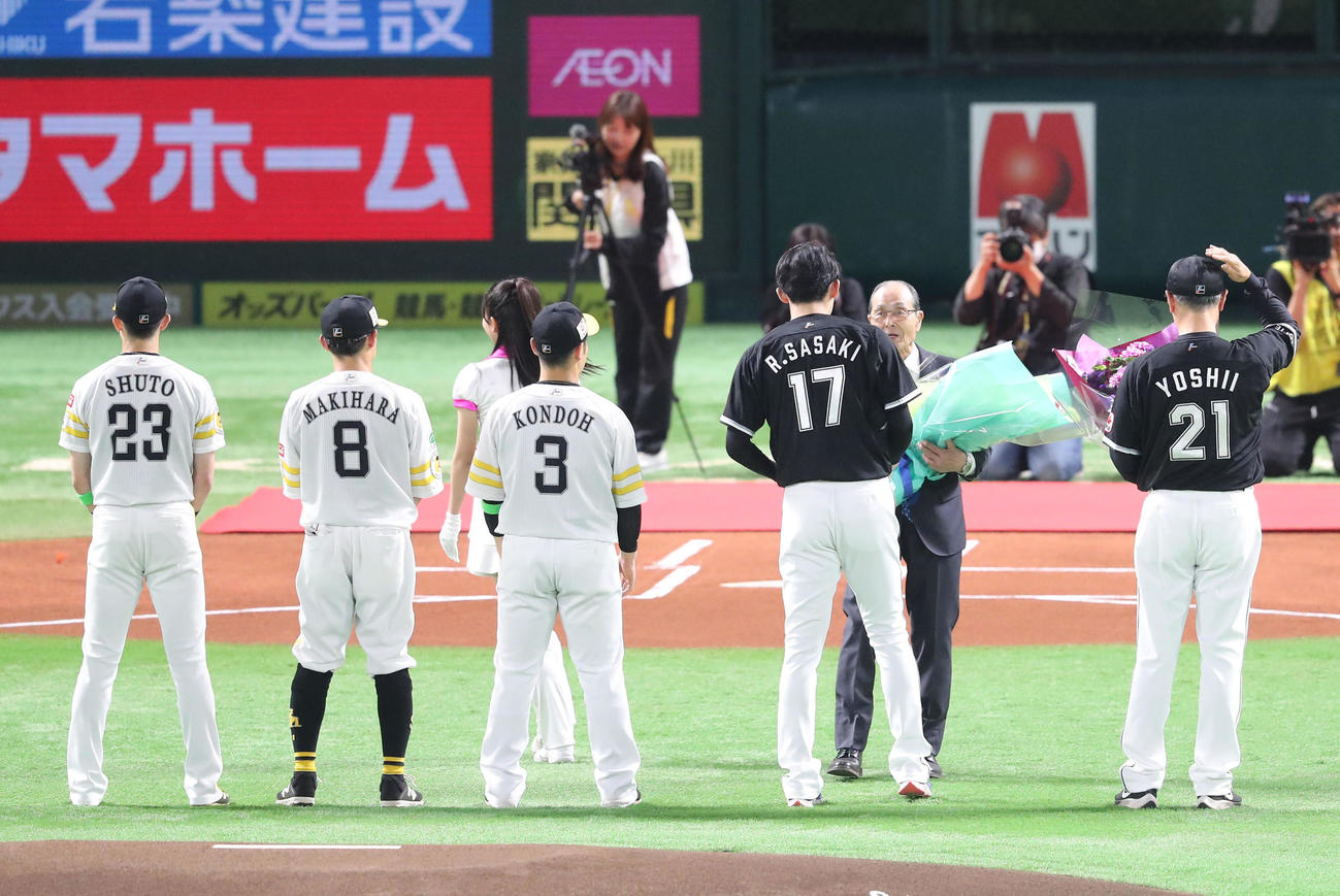 ソフトバンク対ロッテ　WBC優勝セレモニーで佐々木朗希に花束を渡す王貞治球団会長（撮影・梅根麻紀）