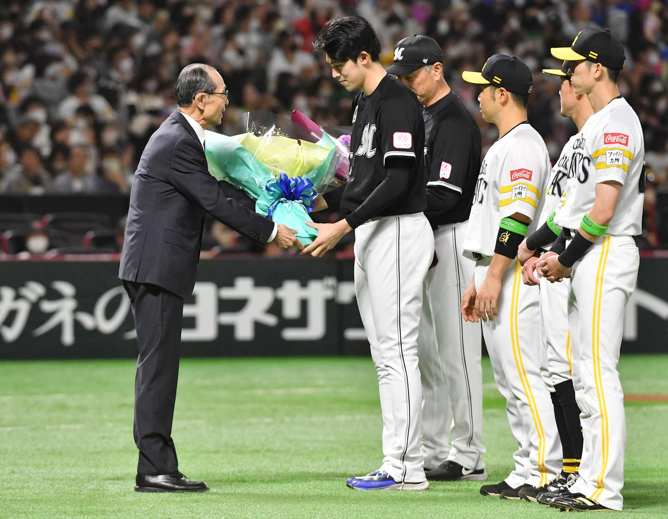 ソフトバンク対ロッテ　試合前、WBC凱旋（がいせん）セレモニーでソフトバンク王球団会長（左）から花束を贈呈されるロッテ佐々木朗ら（撮影・岩下翔太）