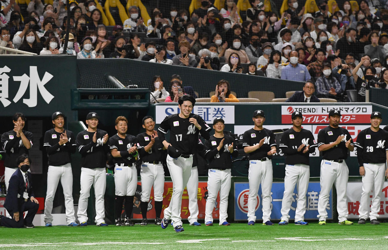 ソフトバンク対ロッテ　試合前、WBC凱旋（がいせん）セレモニーで、笑顔でマウンドへ向かうロッテ佐々木朗（撮影・岩下翔太）