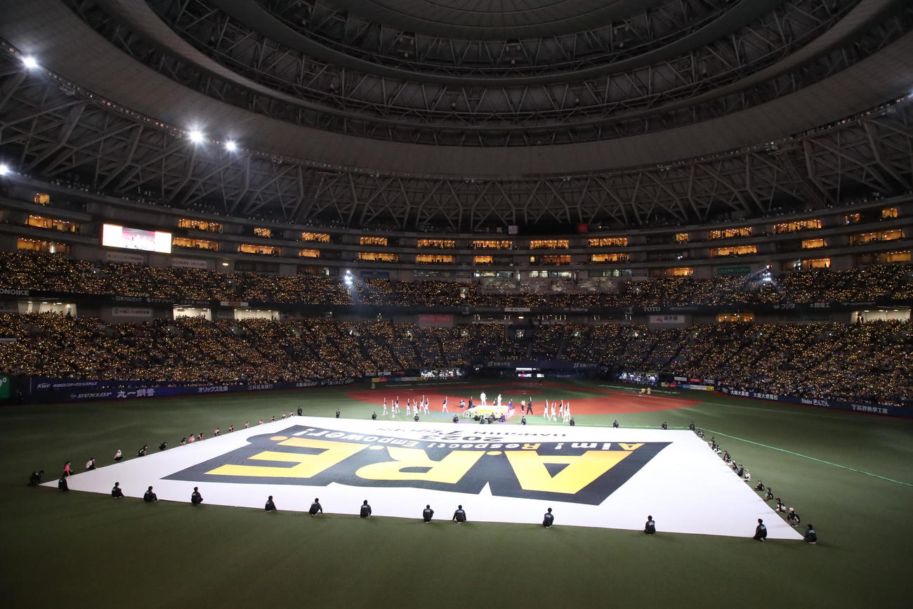 阪神対DeNA　阪神開幕セレモニーでは「C＆K」のライブが行われた（撮影・加藤哉）