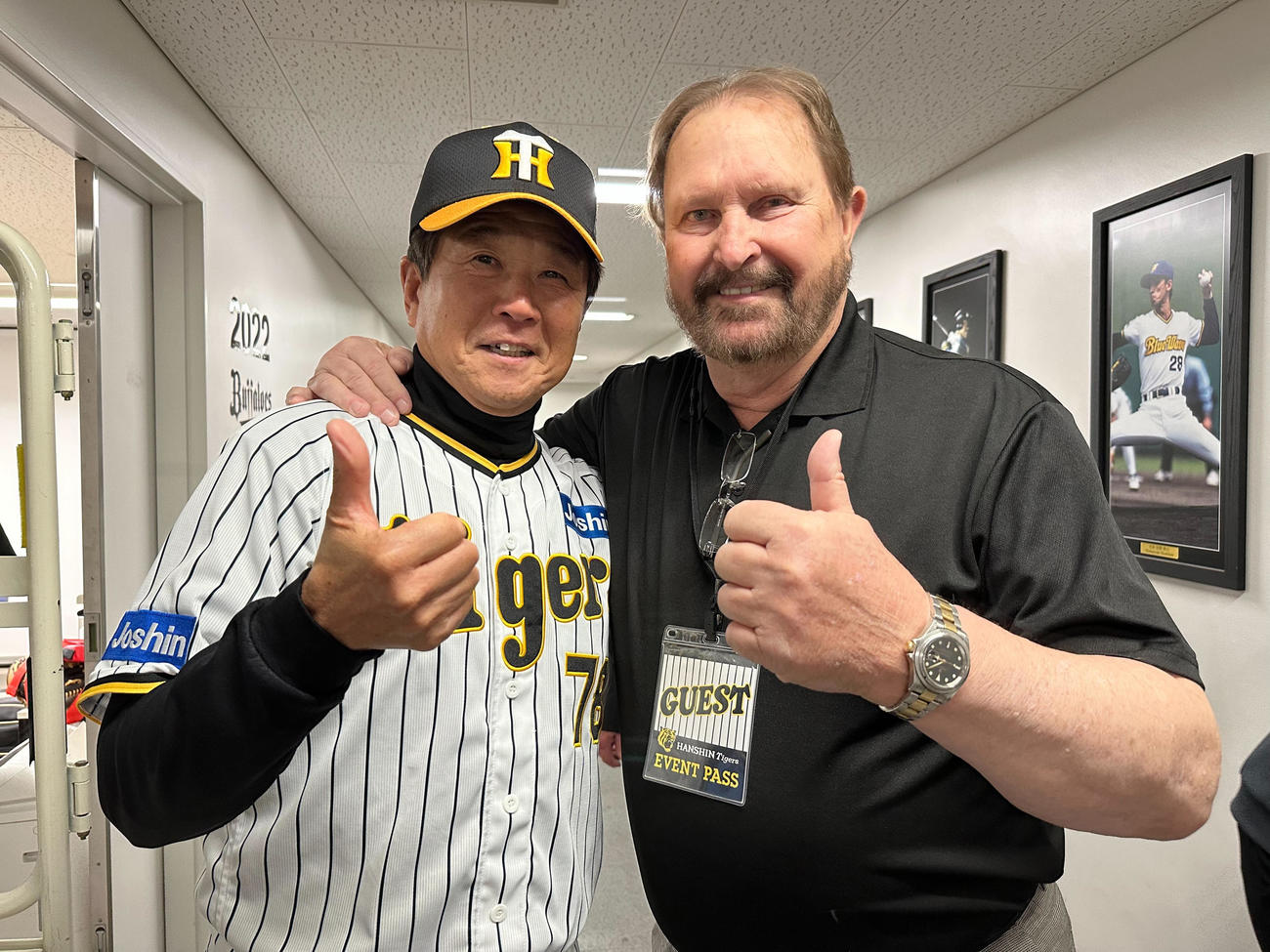 阪神平田ヘッドコーチ（左）と記念撮影を行うバース氏（球団提供）