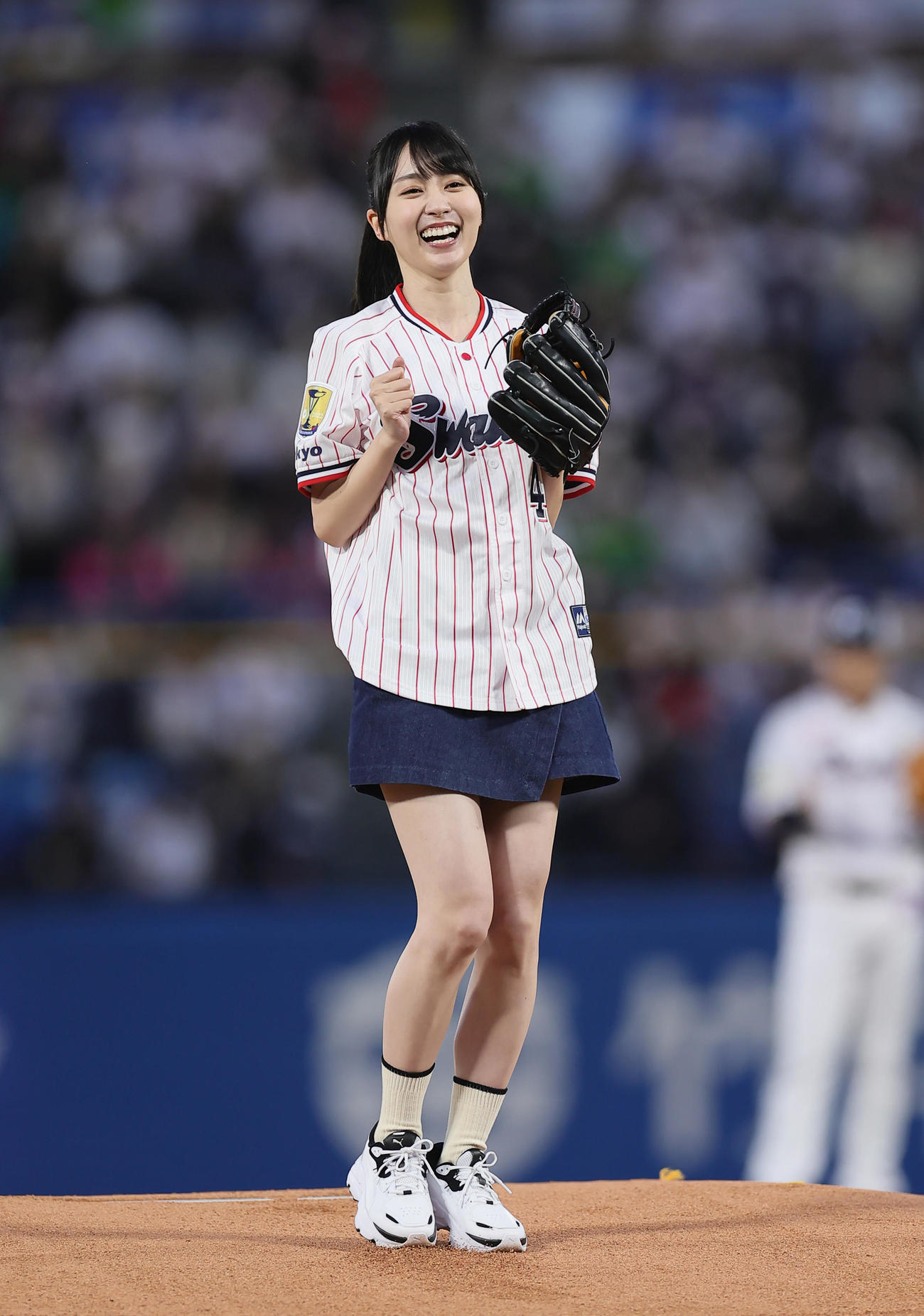 ヤクルト対広島　始球式を終え、笑顔を見せる乃木坂46賀喜遥香（撮影・足立雅史）