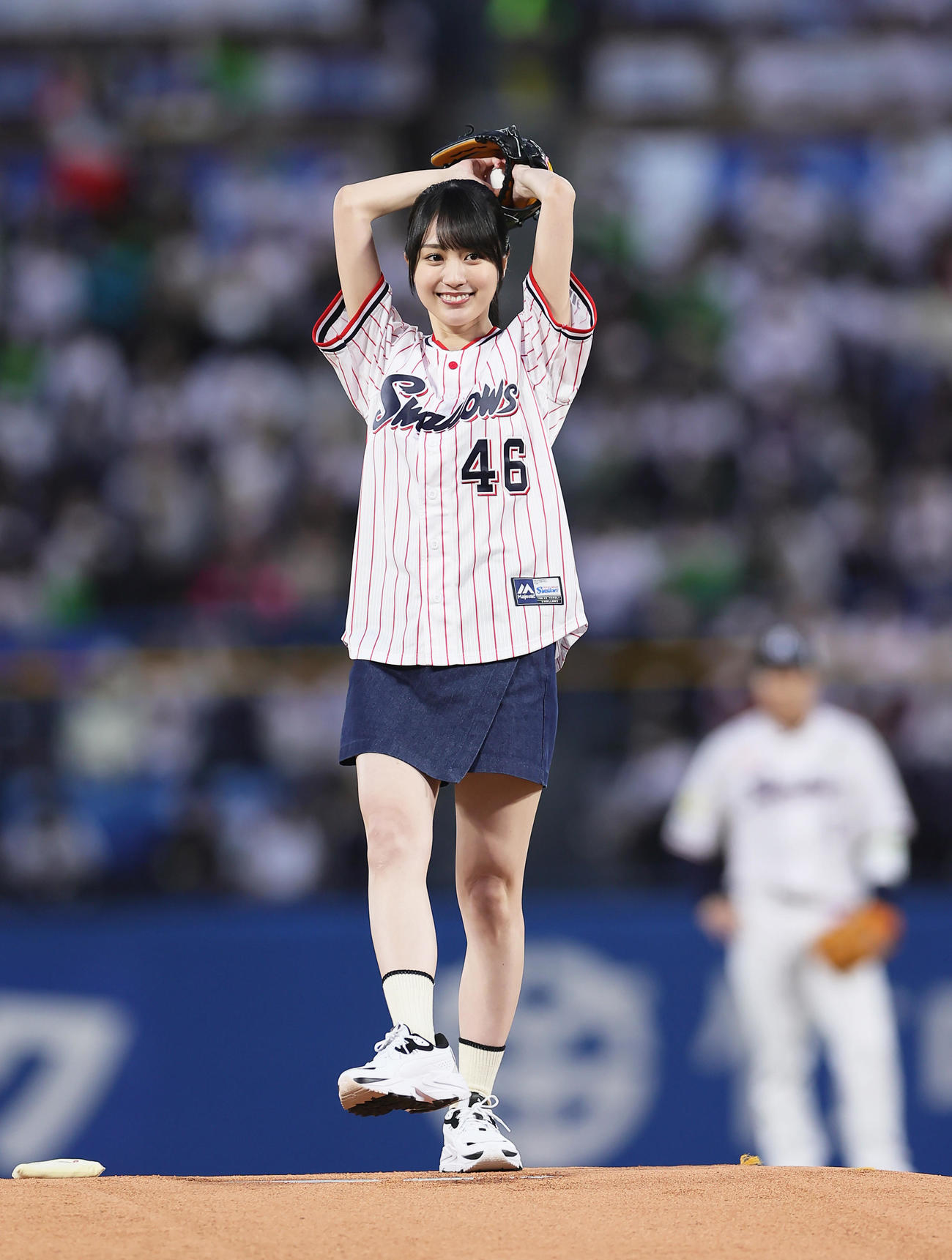 ヤクルト対広島　始球式を務めた乃木坂46賀喜遥香（撮影・足立雅史）