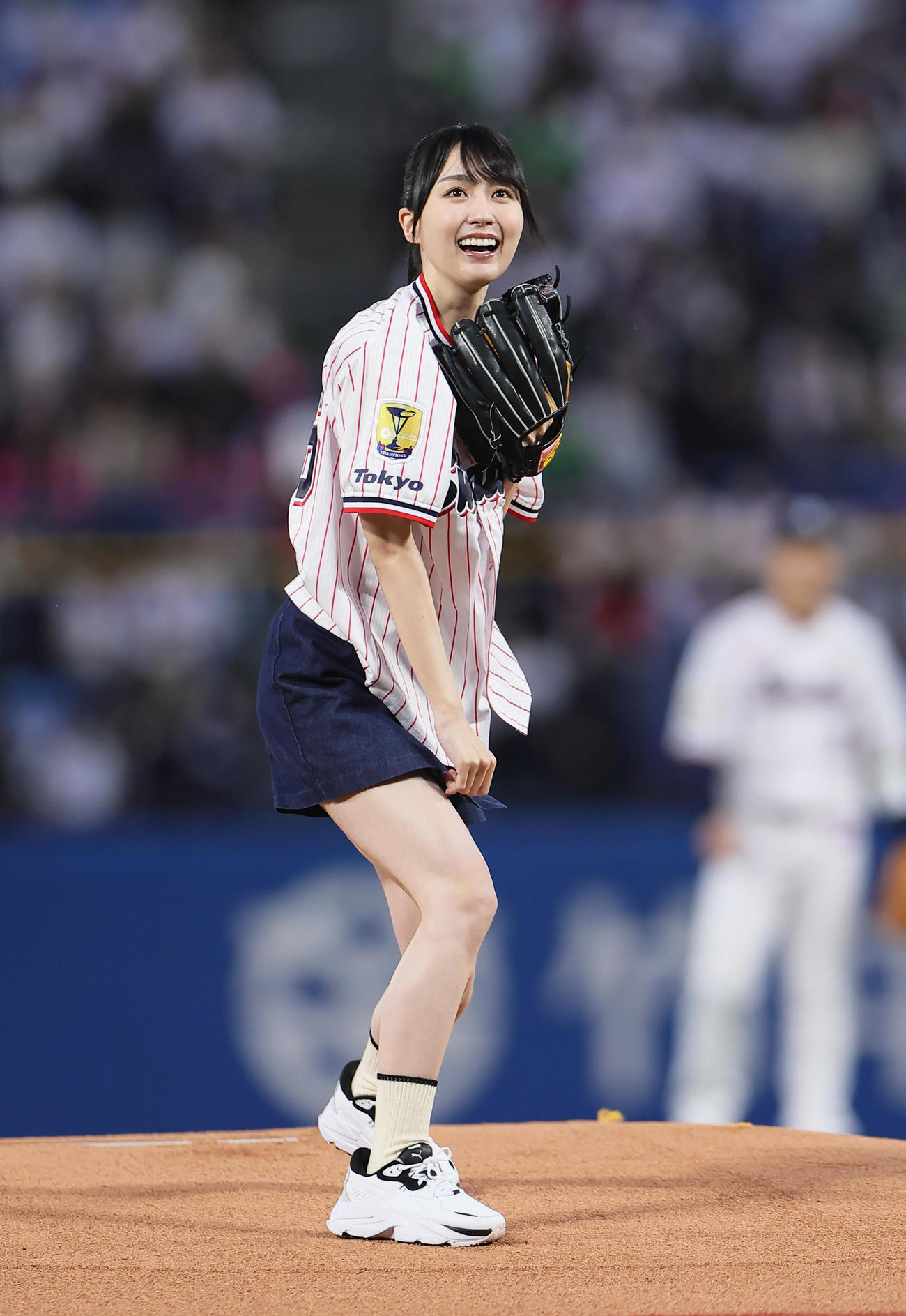 ヤクルト対広島　始球式を終え、笑顔を見せる乃木坂46賀喜遥香（撮影・足立雅史）