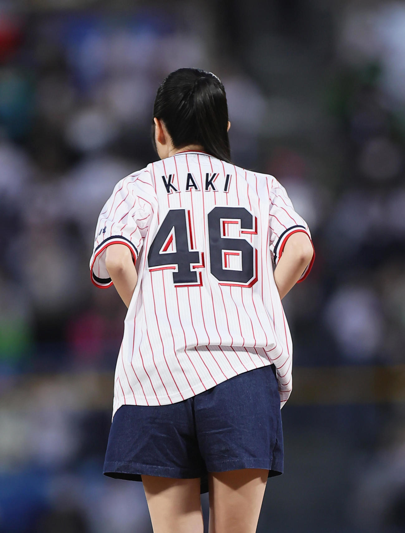背番号「46」で始球式を務めた乃木坂46賀喜遥香（撮影・足立雅史）
