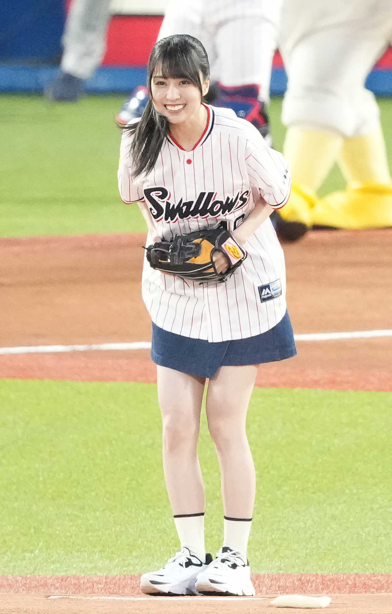 ヤクルト対広島　始球式を終え笑顔の乃木坂46賀喜遥香（撮影・鈴木みどり）