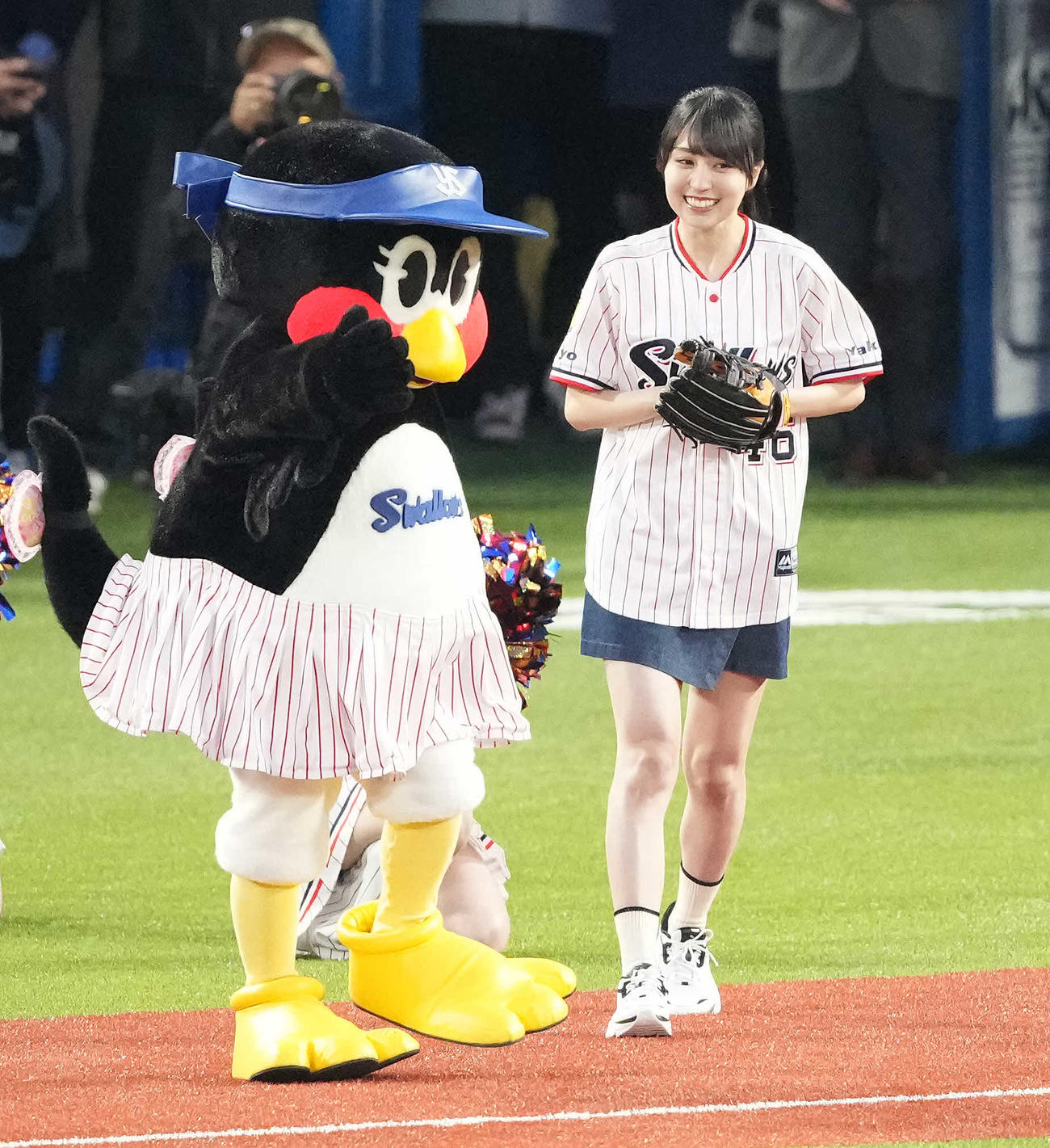 ヤクルト対広島　始球式でマウンドに向かう乃木坂46賀喜遥香（撮影・鈴木みどり）