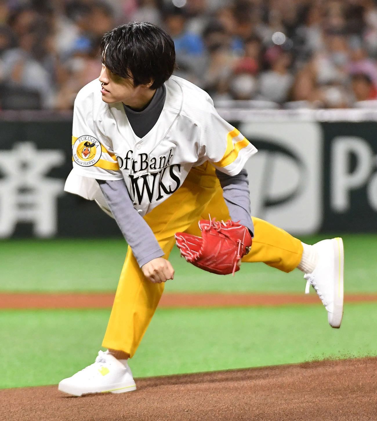ソフトバンク対ロッテ　始球式を務めた、なにわ男子の西畑大吾（撮影・岩下翔太）