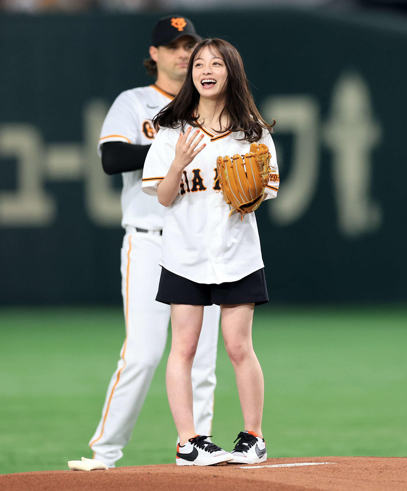 巨人対中日　始球式を務めた橋本環奈（撮影・浅見桂子）