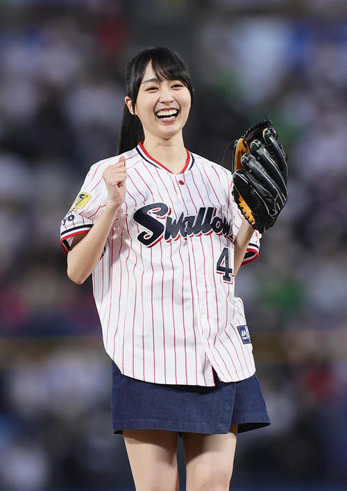 ヤクルト対広島 始球式を終え、笑顔を見せる乃木坂46賀喜遥香(撮影・足立雅史)