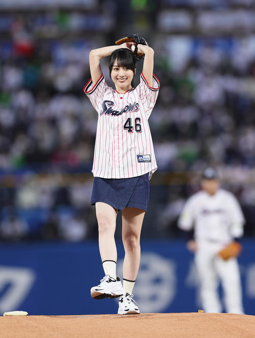 ヤクルト対広島 始球式を務めた乃木坂46賀喜遥香(撮影・足立雅史)