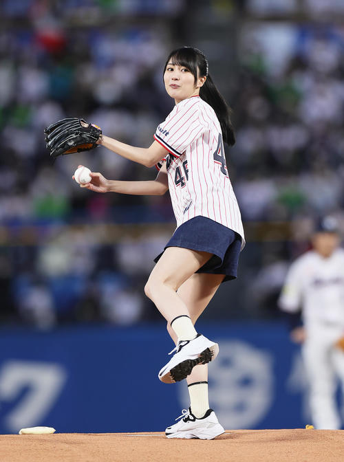 ヤクルト対広島 始球式を務めた乃木坂46賀喜遥香(撮影・足立雅史)