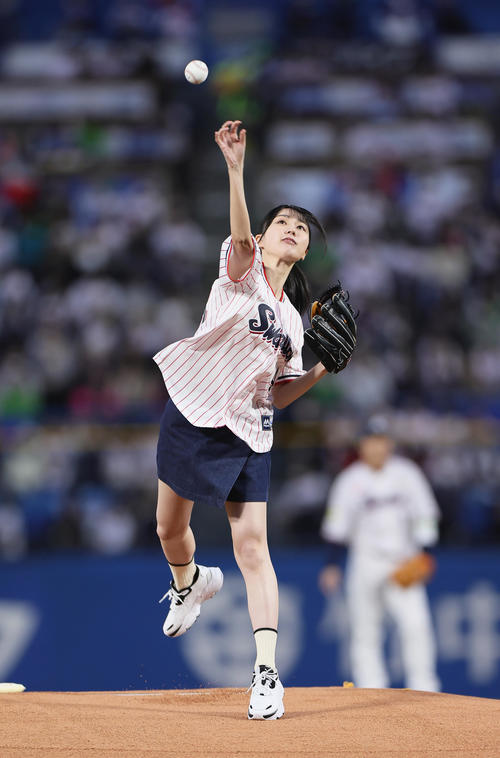 ヤクルト対広島 始球式を務めた乃木坂46賀喜遥香(撮影・足立雅史)