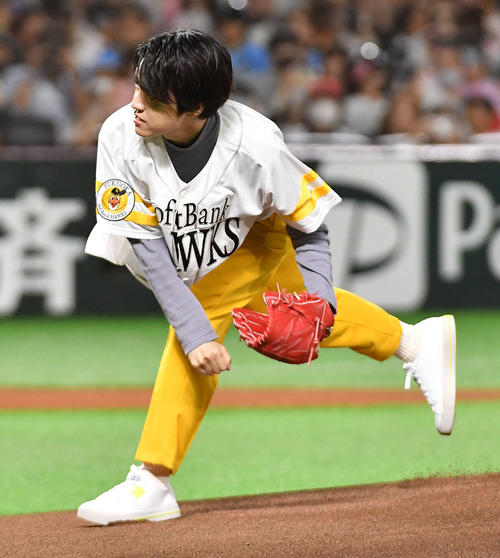 ソフトバンク対ロッテ 始球式を務めた、なにわ男子の西畑大吾(撮影・岩下翔太)