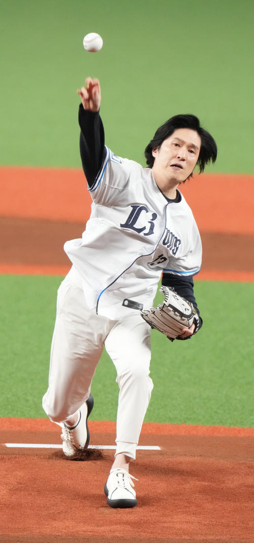 西武対オリックス 始球式を務めたピアニストの清塚信也さん(撮影・小沢裕)