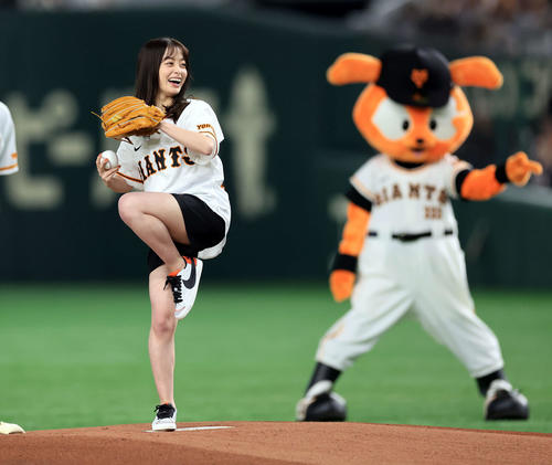 巨人対中日 始球式を務めた橋本環奈(撮影・浅見桂子)