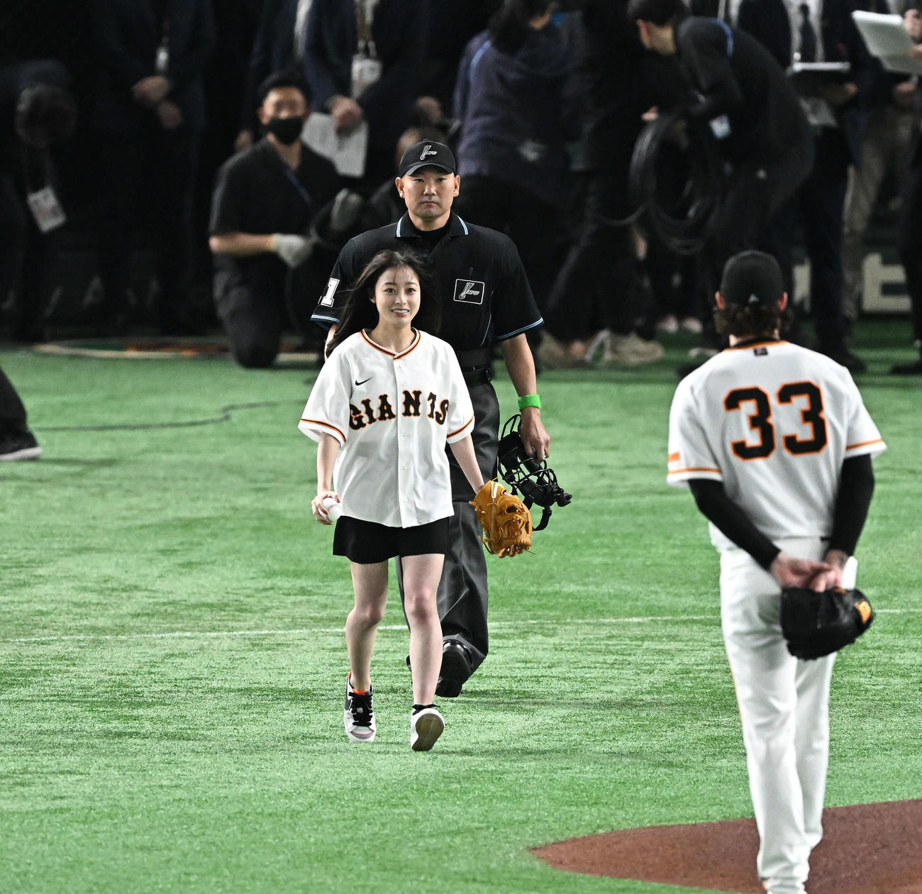 巨人対中日　始球式に臨む橋本環奈（撮影・滝沢徹郎）