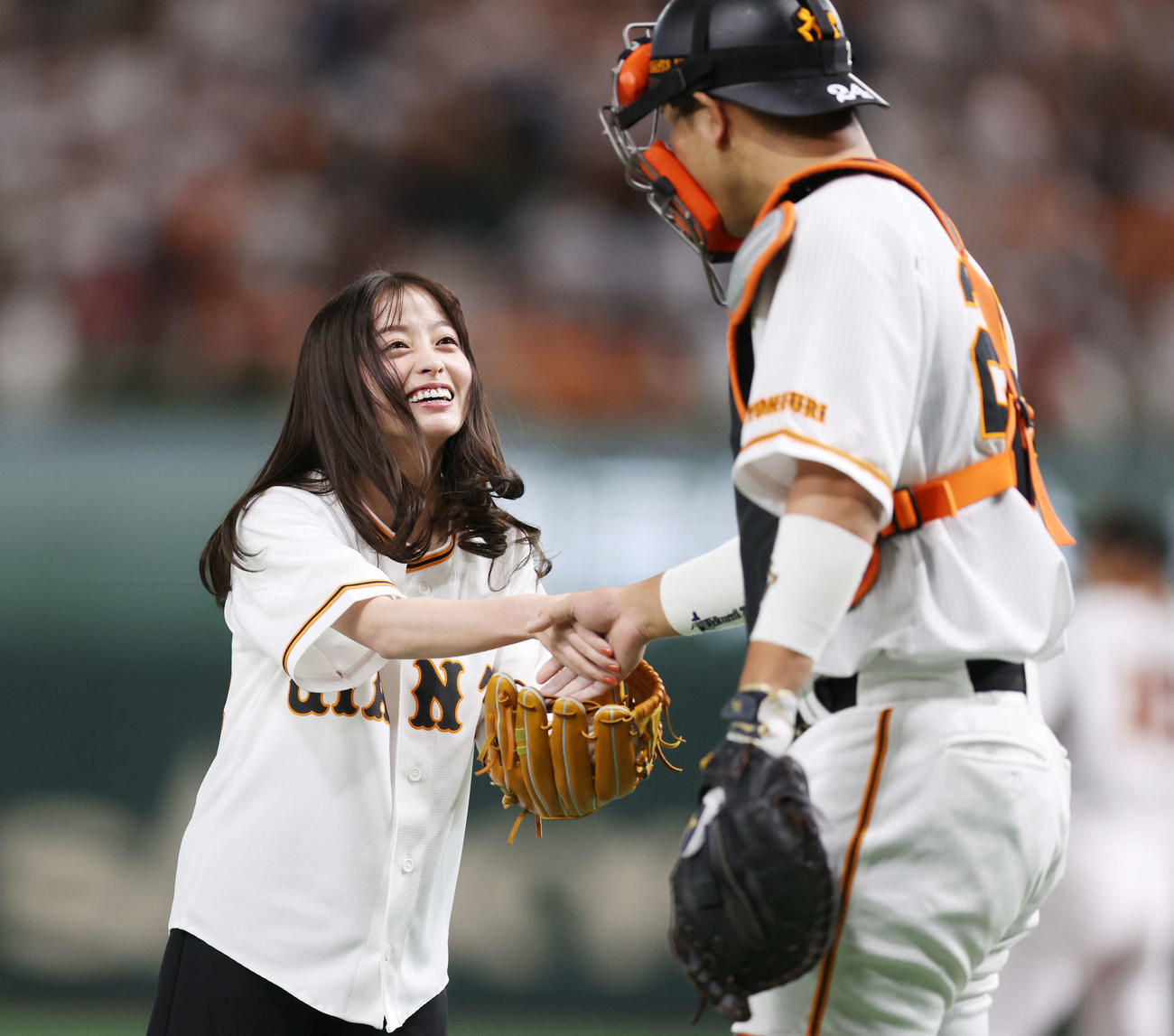 巨人対中日　始球式終え巨人大城捕手（右）と笑顔で握手する橋本環奈（撮影・宮地輝）