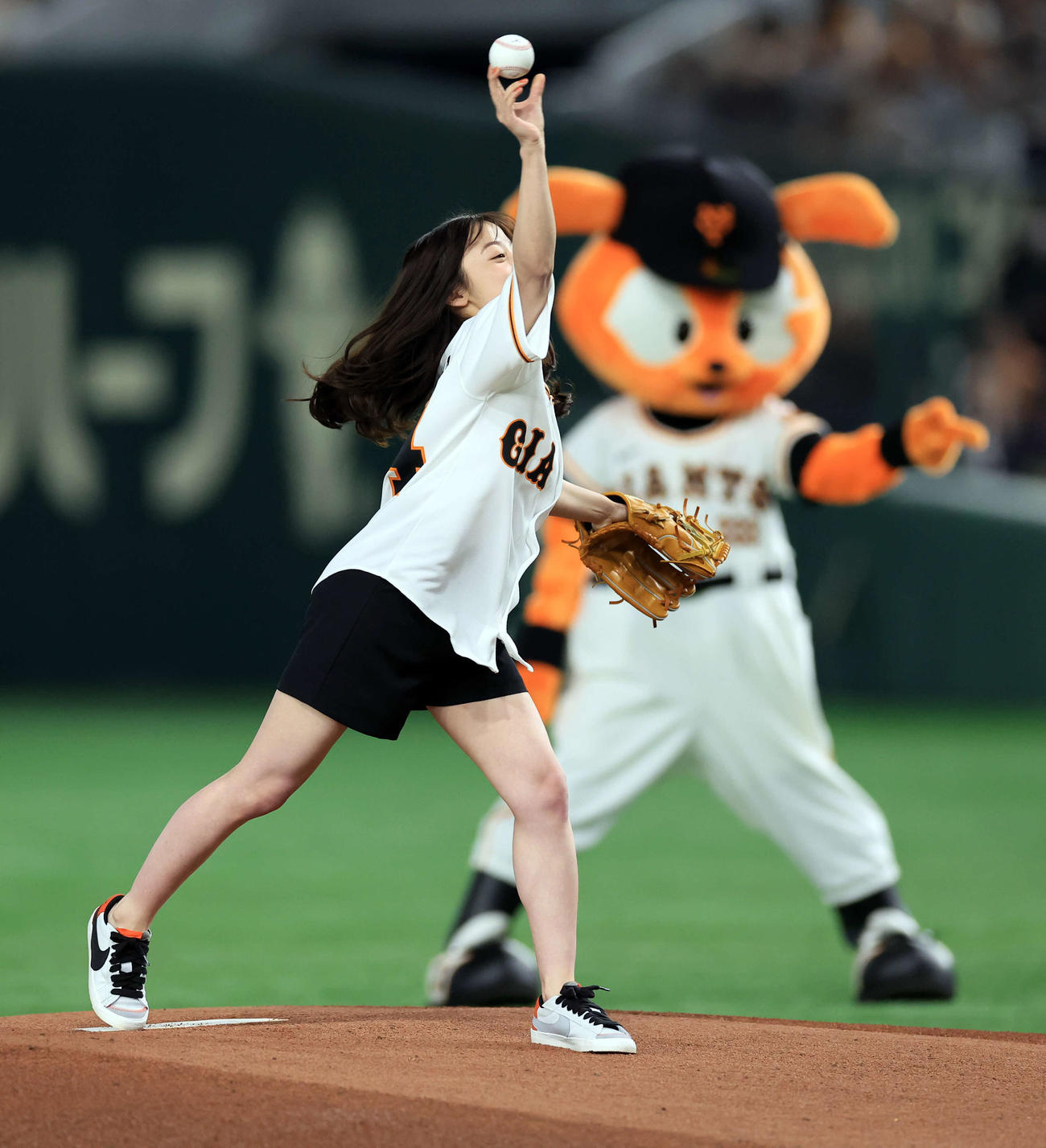 巨人対中日　始球式を務めた橋本環奈（撮影・浅見桂子）