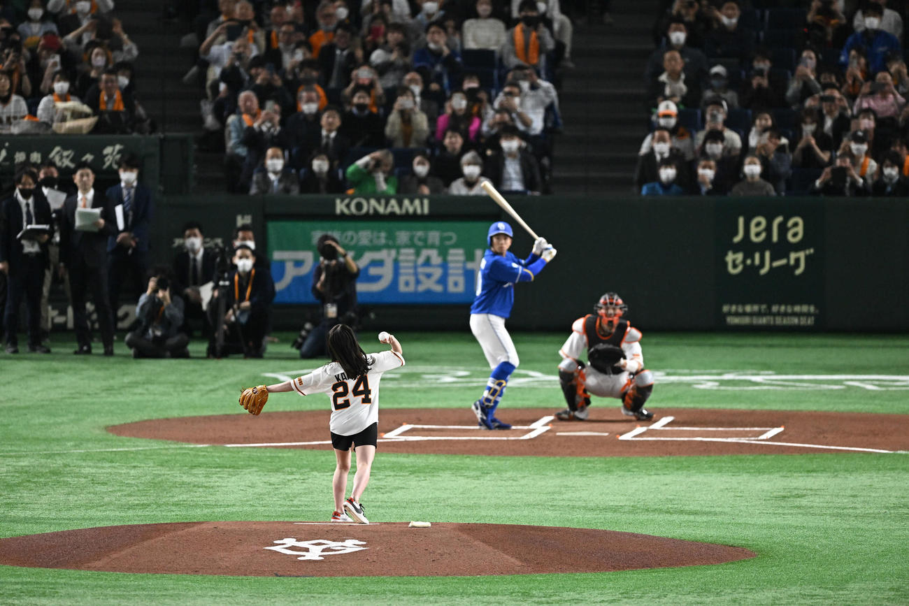 巨人対中日　始球式に臨む橋本環奈（撮影・滝沢徹郎）
