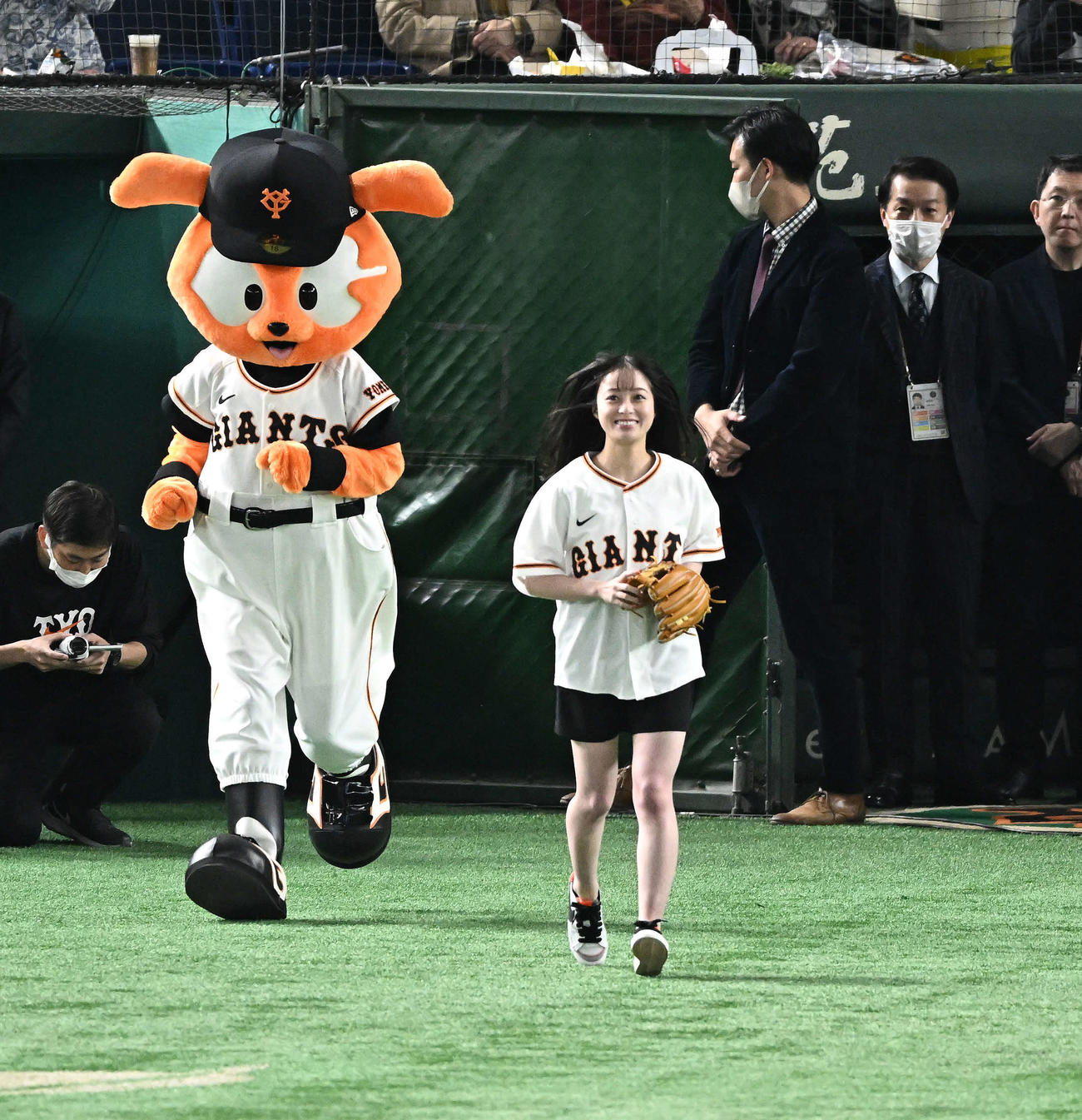 巨人対中日　始球式に臨む橋本環奈（撮影・滝沢徹郎）