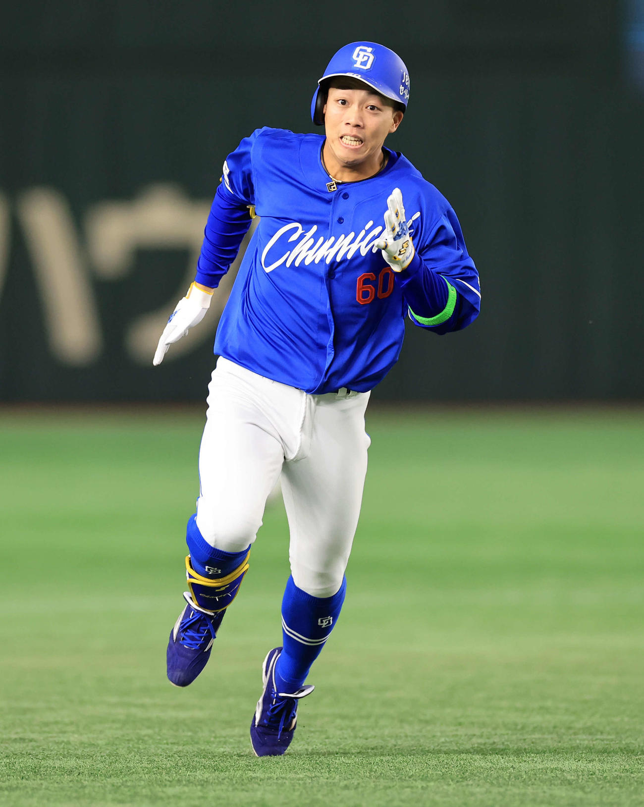 巨人対中日　1回表中日無死、岡林は中越え三塁打を放ち激走する（撮影・浅見桂子）