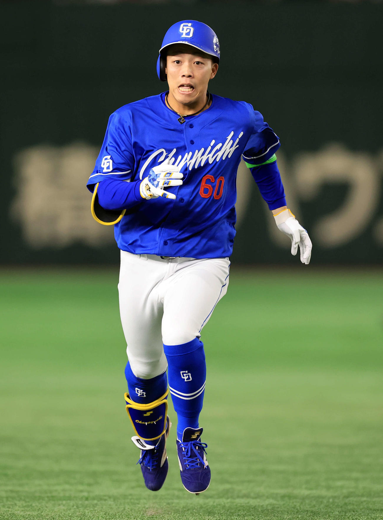 巨人対中日　1回表中日無死、岡林は中越え三塁打を放ち激走する（撮影・浅見桂子）