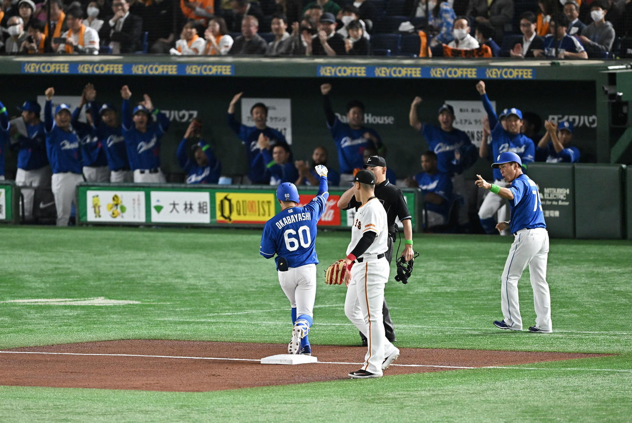 巨人対中日　回表中日無死、岡林は三塁打を放ちベンチへ向かいガッツポーズ（撮影・滝沢徹郎）